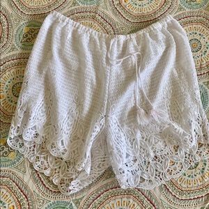 Pretty white curvy lace shorts Cato size 18-20